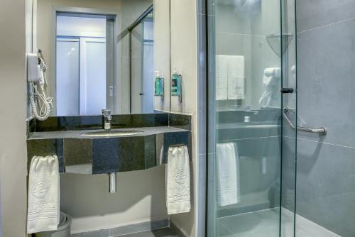 een badkamer met een douche en een wastafel bij Vila Galé Resort Alagoas - All Inclusive in Barra de Santo Antônio