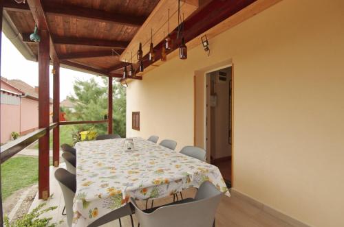 a dining room with a table and chairs at Bodza apartman in Gyula