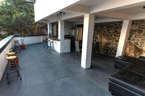 Rustic Charm Cliffside Retreatにあるバルコニーまたはテラス