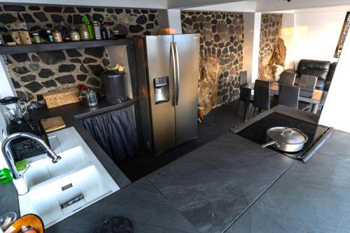 Rustic Charm Cliffside Retreatにあるキッチンまたは簡易キッチン
