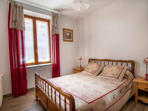 a bedroom with a bed with red curtains at Appartement Valloire, 3 pièces, 8 personnes - FR-1-263-82 in Valloire