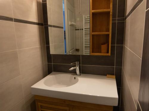 a bathroom with a sink and a mirror at Appartement Valloire, 3 pièces, 8 personnes - FR-1-263-82 in Valloire
