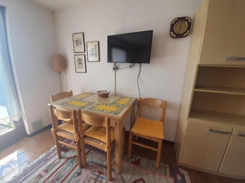 A television and/or entertainment centre at Apartment San Giacomo - Brentonico