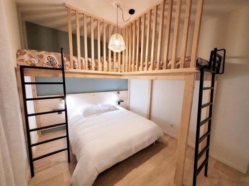 a bedroom with a bunk bed and a staircase at Très bel appartement T3 HYPER CENTRE ENTIEREMENT RENOVE EN 2022 in Luz-Saint-Sauveur