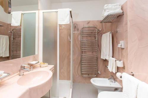 y baño con ducha, lavabo y aseo. en Hotel Venere en Cesenatico