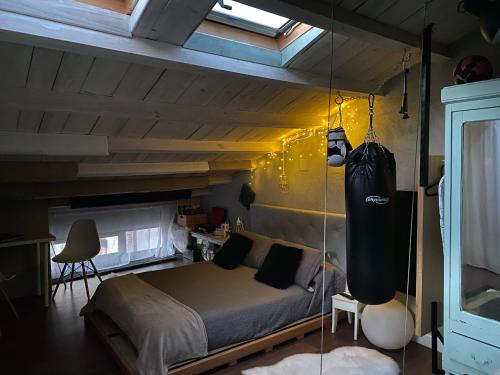 Un dormitorio con una cama y un columpio. en Casa Rural Atelier - Jardin, Wifi, Aire acondicionado y netflix, en Velliza