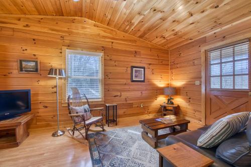 TV a/nebo společenská místnost v ubytování Campground Cabin
