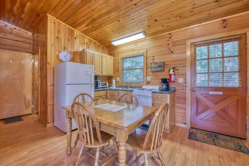 Kuchyň nebo kuchyňský kout v ubytování Campground Cabin