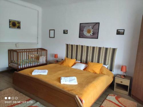 1 dormitorio con 1 cama con 2 toallas en Szajkó Vendégház en Mucsi