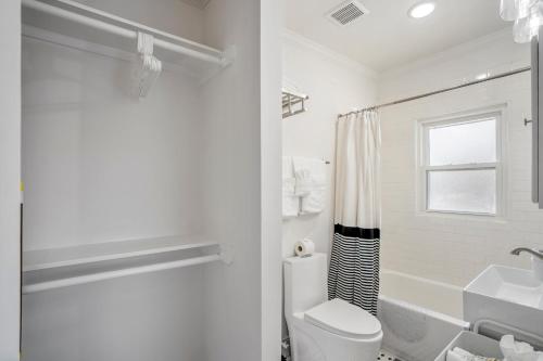 Et badeværelse på Historic Heights Artist Bungalow #3