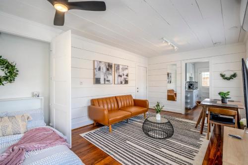 Et opholdsområde på Historic Heights Artist Bungalow #3