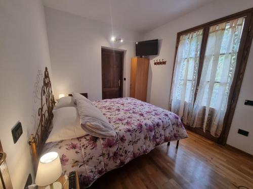 a bedroom with a bed with a floral bedspread at B&B il Bagarello in Palazzuolo sul Senio