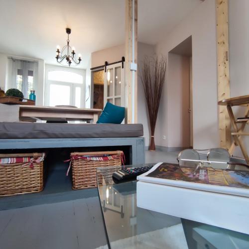 un salon avec un canapé et une table dans l'établissement LAMATACAM, T3, RDC, 2 chamb. centre Argelès Gazost, à Argelès-Gazost