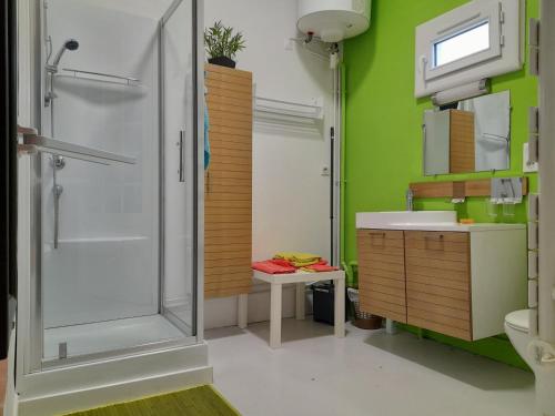 une salle de bain avec douche et lavabo dans l'établissement LAMATACAM, T3, RDC, 2 chamb. centre Argelès Gazost, à Argelès-Gazost