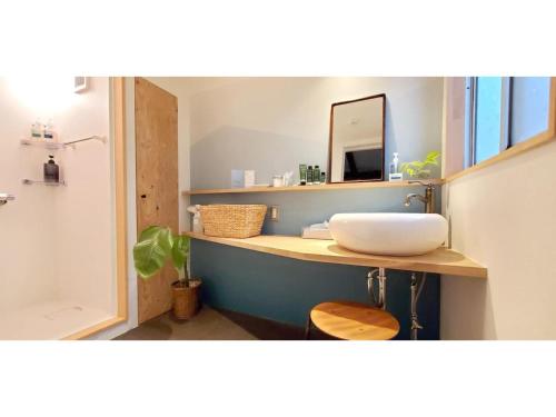 Tomareru Relaxation salon Yukiki - Vacation STAY 29653v في كاواغويه: حمام مع حوض ومرآة على منضدة