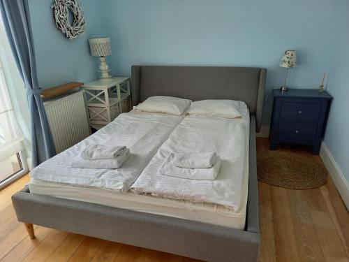 ein Bett mit zwei Handtüchern darauf in einem Schlafzimmer in der Unterkunft Apartament Rezydencja Bursztyn in Świnoujście