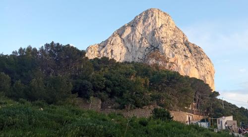 una montaña en la cima de una colina en Apartamento junto al Peñon de Ifach con parking, en Calpe