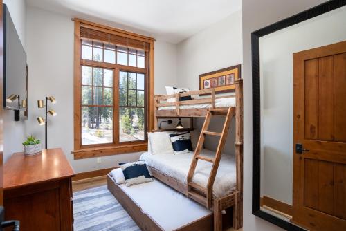 1 dormitorio con literas y escritorio en New Listing! Top Floor Village at Northstar Residence - Big Horn 504, en Truckee