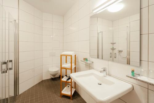 A bathroom at Hotel Café Nahetal - Hotel garni