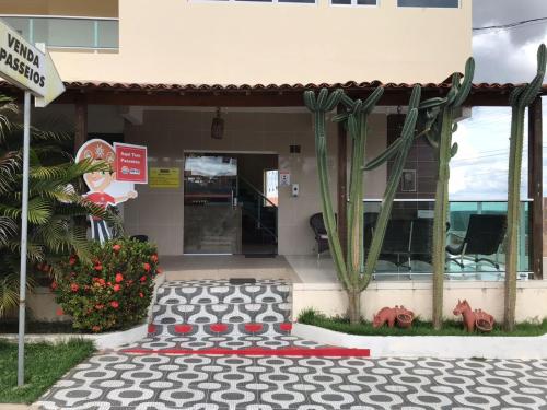 a building with cacti in front of a store at Pousada Império do Cangaço in Piranhas