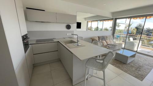 Dapur atau dapur kecil di APPARTEMENT 2 chambres vue mer panoramique, proche Croisette Cannes
