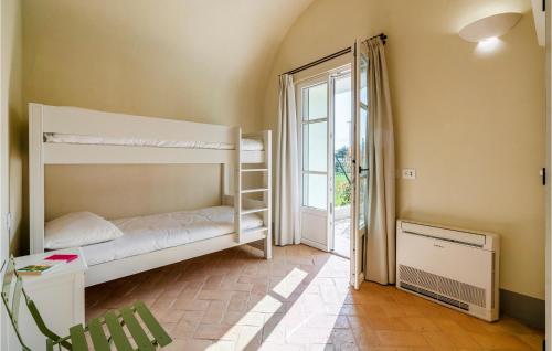 Palanda nebo palandy na pokoji v ubytování 2 Bedroom Gorgeous Apartment In Bastia Di Albenga