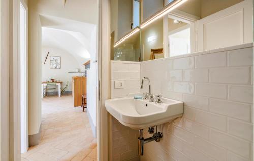 Kúpeľňa v ubytovaní 2 Bedroom Gorgeous Apartment In Bastia Di Albenga