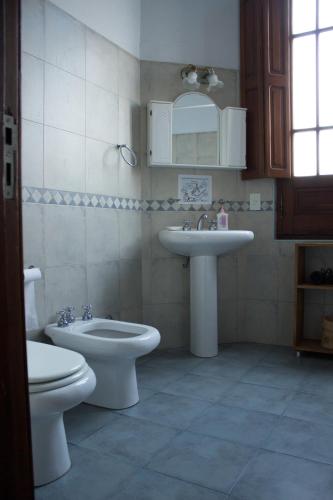 a bathroom with a toilet and a sink at Casa Mansa Puro Campo in Lobos