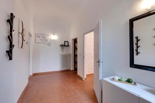korytarz z białymi ścianami i podłogą wyłożoną kafelkami w obiekcie Maddalena Apartment by Mamo Florence we Florencji