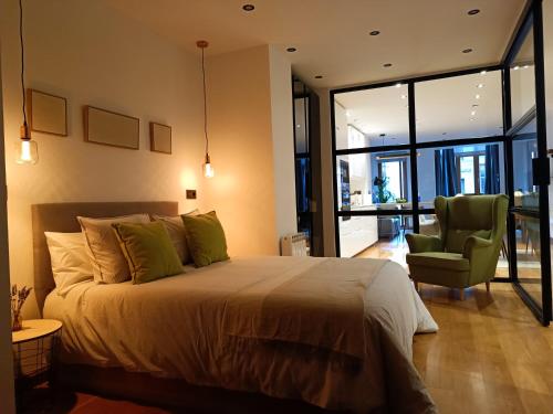 1 dormitorio con 1 cama y 1 silla en una habitación en Residencial Gijón Centro, en Gijón