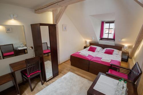 Un pat sau paturi într-o cameră la Hotel Beskid