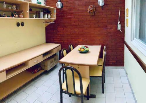 Una mesa en una cocina con un bol de fruta. en Big Apartment in Belgrano with 3 rooms and 3 baths en Buenos Aires
