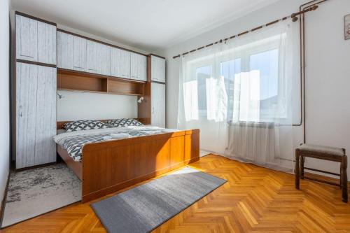 una camera con un letto e una grande finestra di Apartment Tus A2 a Crikvenica