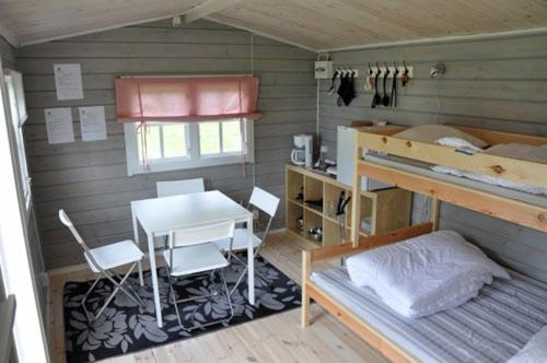 Zimmer mit einem Bett, einem Tisch und einem Schreibtisch in der Unterkunft Braås camping in Braås