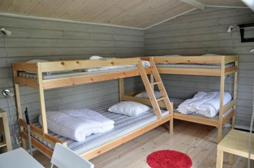 Zimmer mit 2 Etagenbetten in einem Zimmer in der Unterkunft Braås camping in Braås