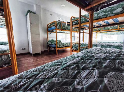 1 Schlafzimmer mit 3 Etagenbetten in einem Zimmer in der Unterkunft Albergue de Santullán in Castro-Urdiales