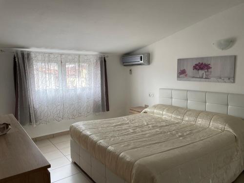 een slaapkamer met een groot bed en een raam bij Casa Alice in Villacidro