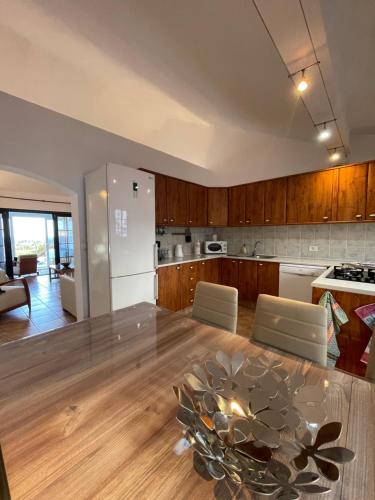 Gallery image of house private heated pool amazing view on golf ocean 3 bedrooms 3 bathrooms 6 to 8 adults 3-17 years old children being considered adults and in addition 0-2 years old children are welcome for free in San Miguel de Abona