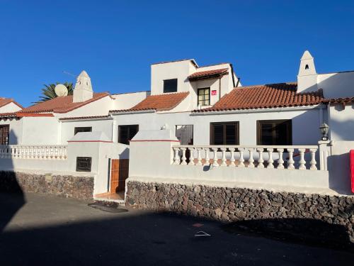 Gallery image of house private heated pool amazing view on golf ocean 3 bedrooms 3 bathrooms 6 to 8 adults 3-17 years old children being considered adults and in addition 0-2 years old children are welcome for free in San Miguel de Abona