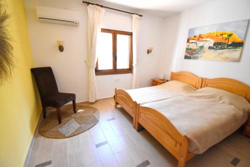 1 dormitorio con 1 cama, 1 silla y 1 ventana en Casa la Selva Javea - 5043 en Jávea