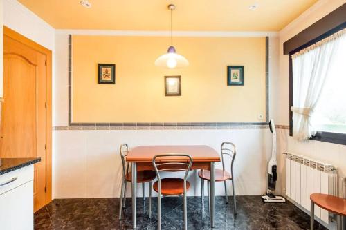 a dining room with a table and chairs at Magnífica casa con jardin, BBQ e hidromasaje in Leitza