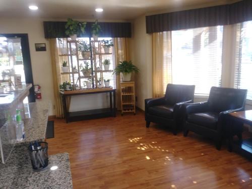 Oakridge Inn & Suites – Photos 5