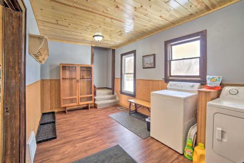 Zona de estar de Secluded and Peaceful Upper Peninsula Getaway!