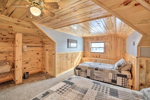Cama ou camas em um quarto em Secluded and Peaceful Upper Peninsula Getaway!