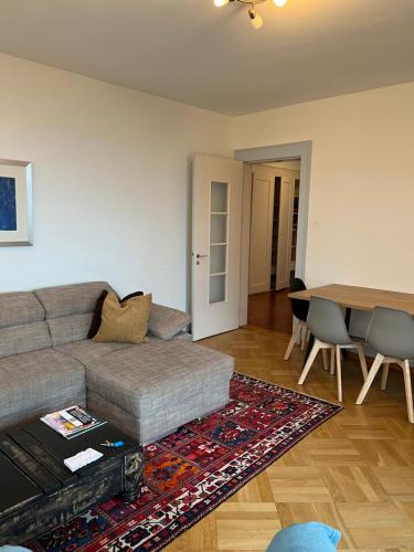 ein Wohnzimmer mit einem Sofa und einem Tisch in der Unterkunft Alpes Rez in Neuenburg
