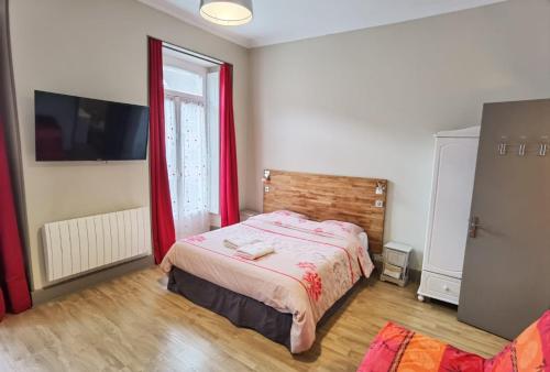 1 dormitorio con 1 cama grande y cortinas rojas en Résidence Angleterre, en Cauterets