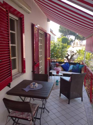 un patio con mesa, sillas y sofá en Dream Travel Home, en Formia