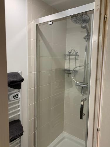 Ванна кімната в Resid Home 5 - Duplex cosy avec parking gratuit
