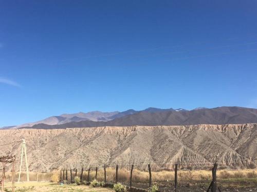 una vista de un desierto con montañas en el fondo en Lo de Jorge en Payogasta