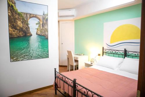 サレルノにあるB&B Amalfi Coast Salernoのベッドルーム1室(ベッド1台付)が備わります。壁には絵画が飾られています。